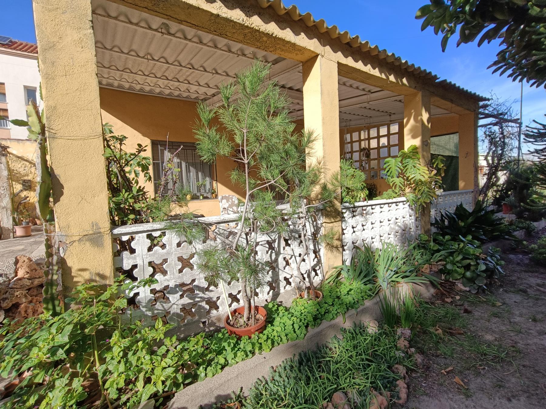 For sale of land in Almazora