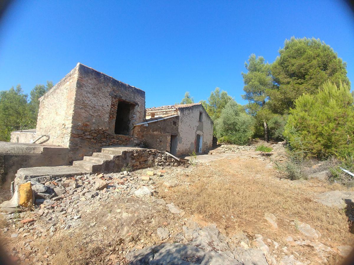 For sale of masia in La Pobla Tornesa