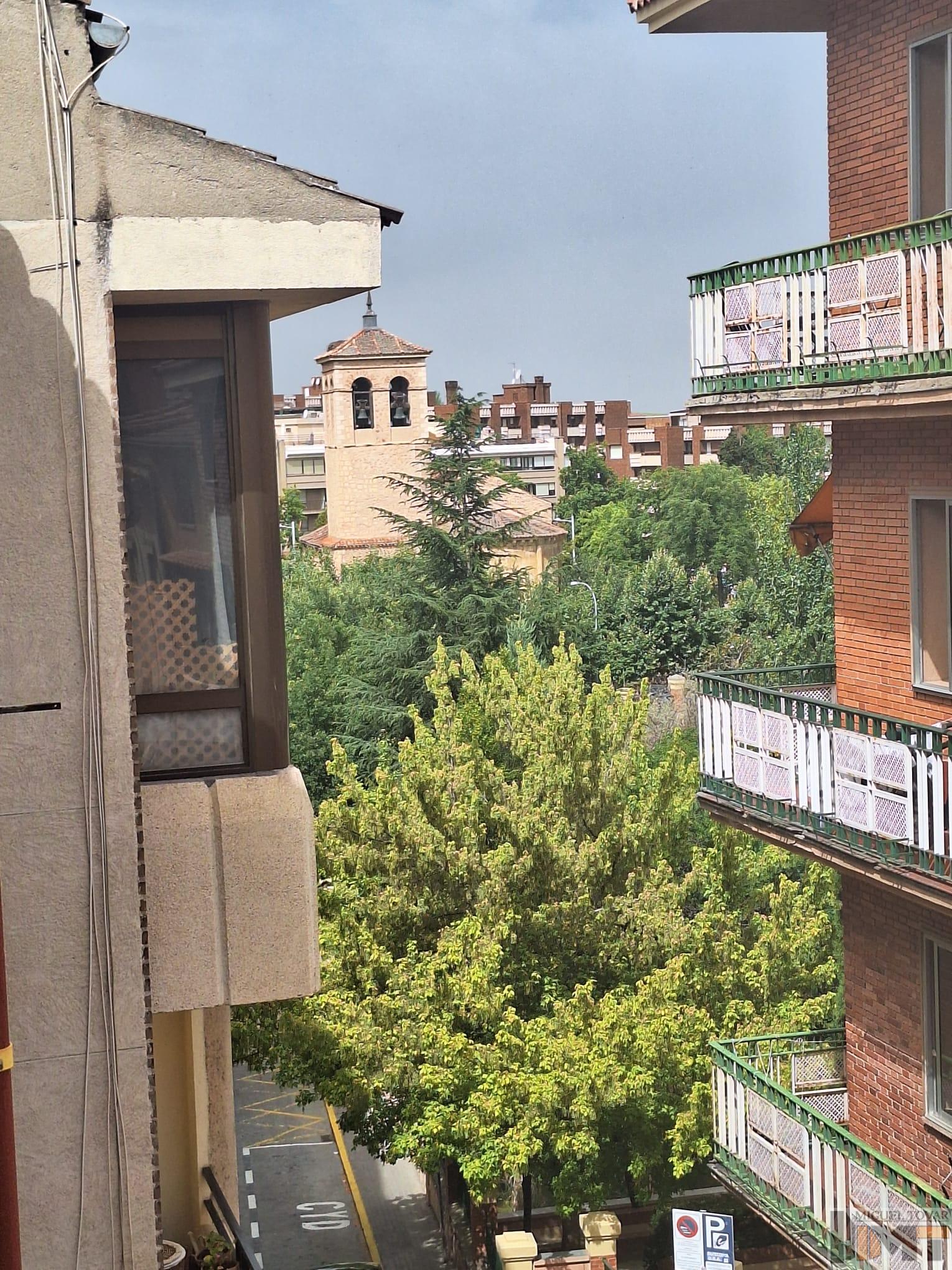 For sale of flat in Segovia