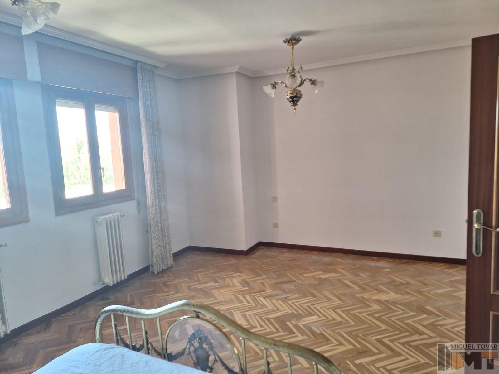 For sale of flat in Segovia