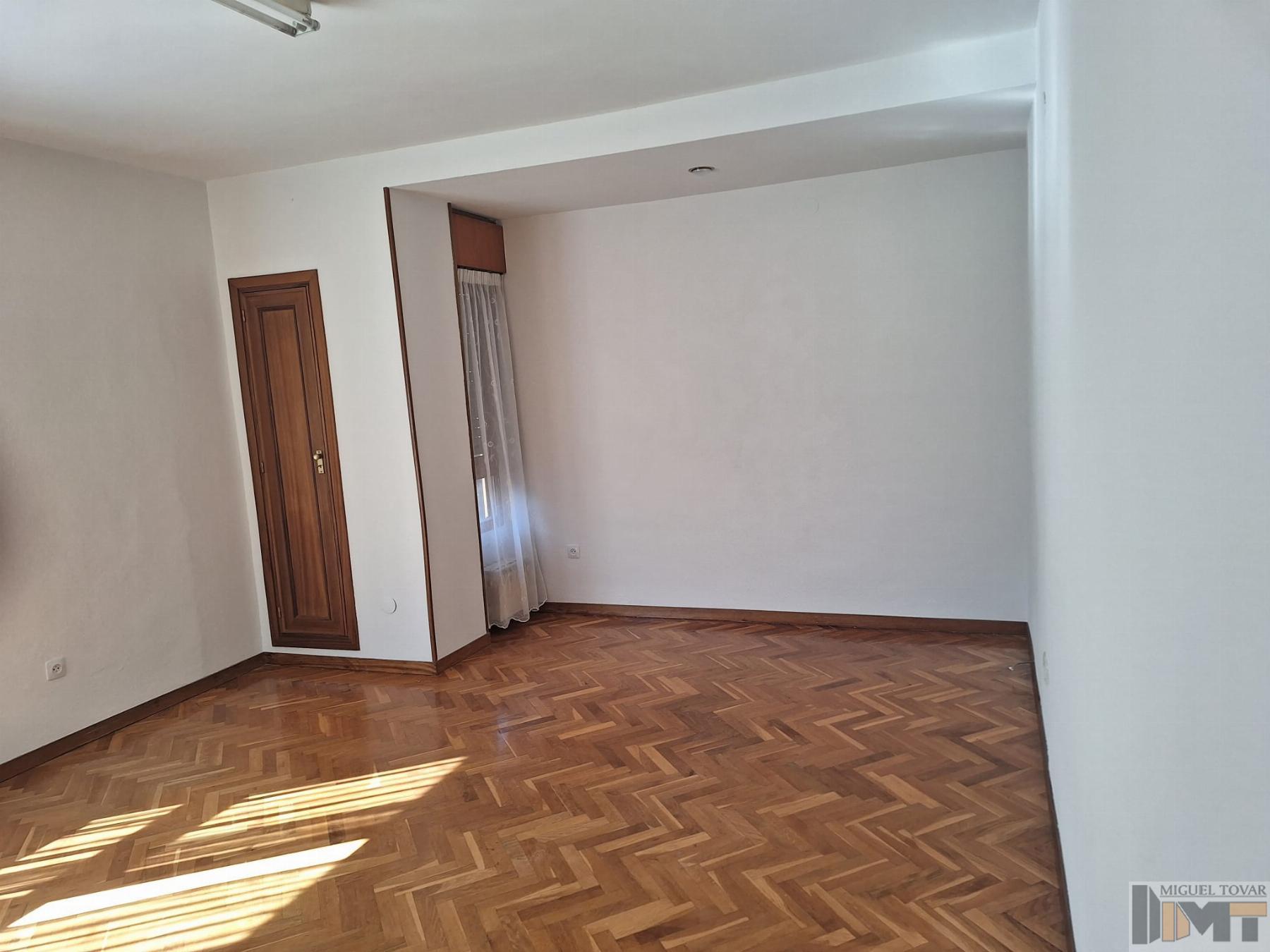 For sale of flat in Segovia