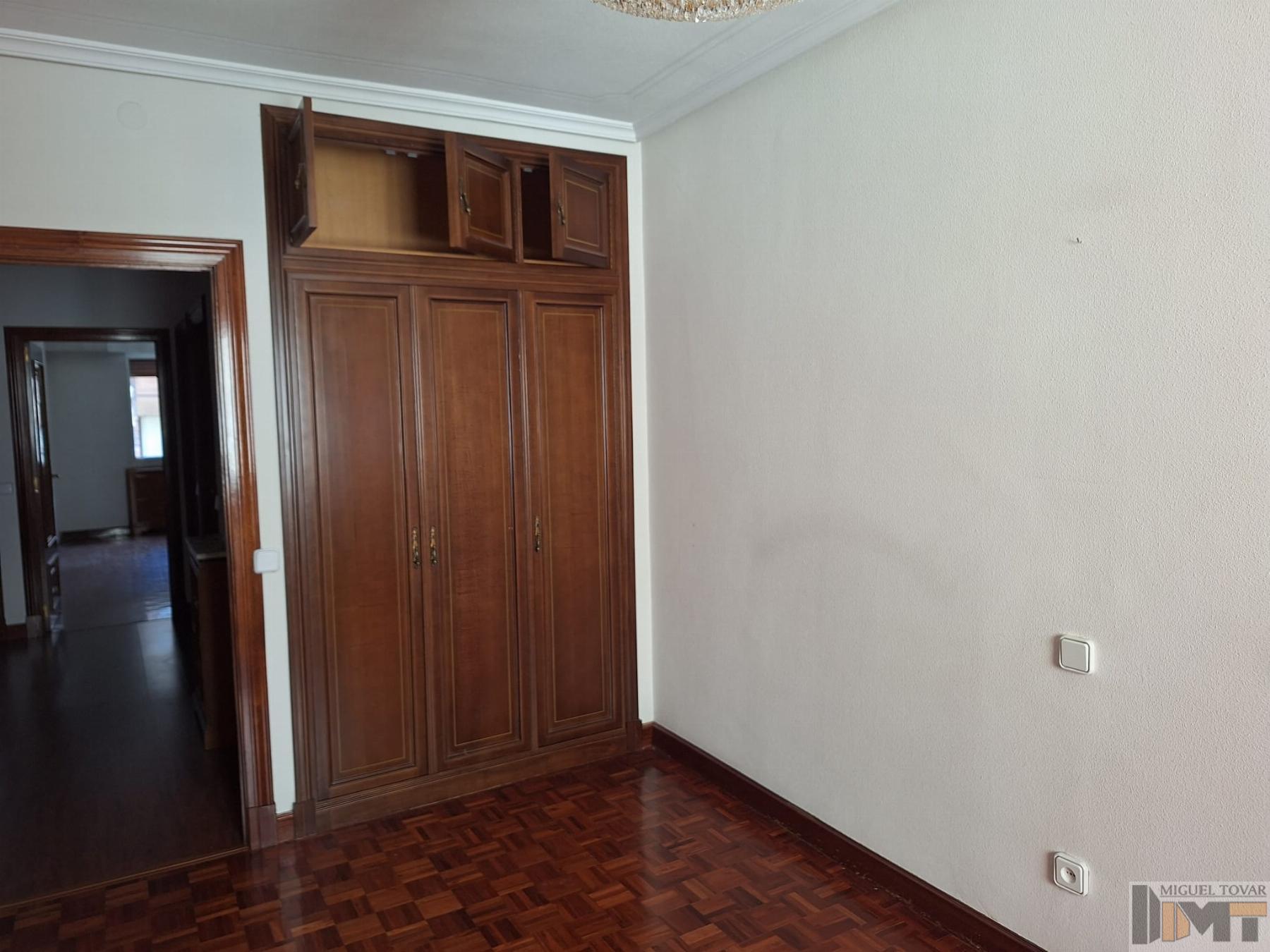 For sale of flat in Segovia