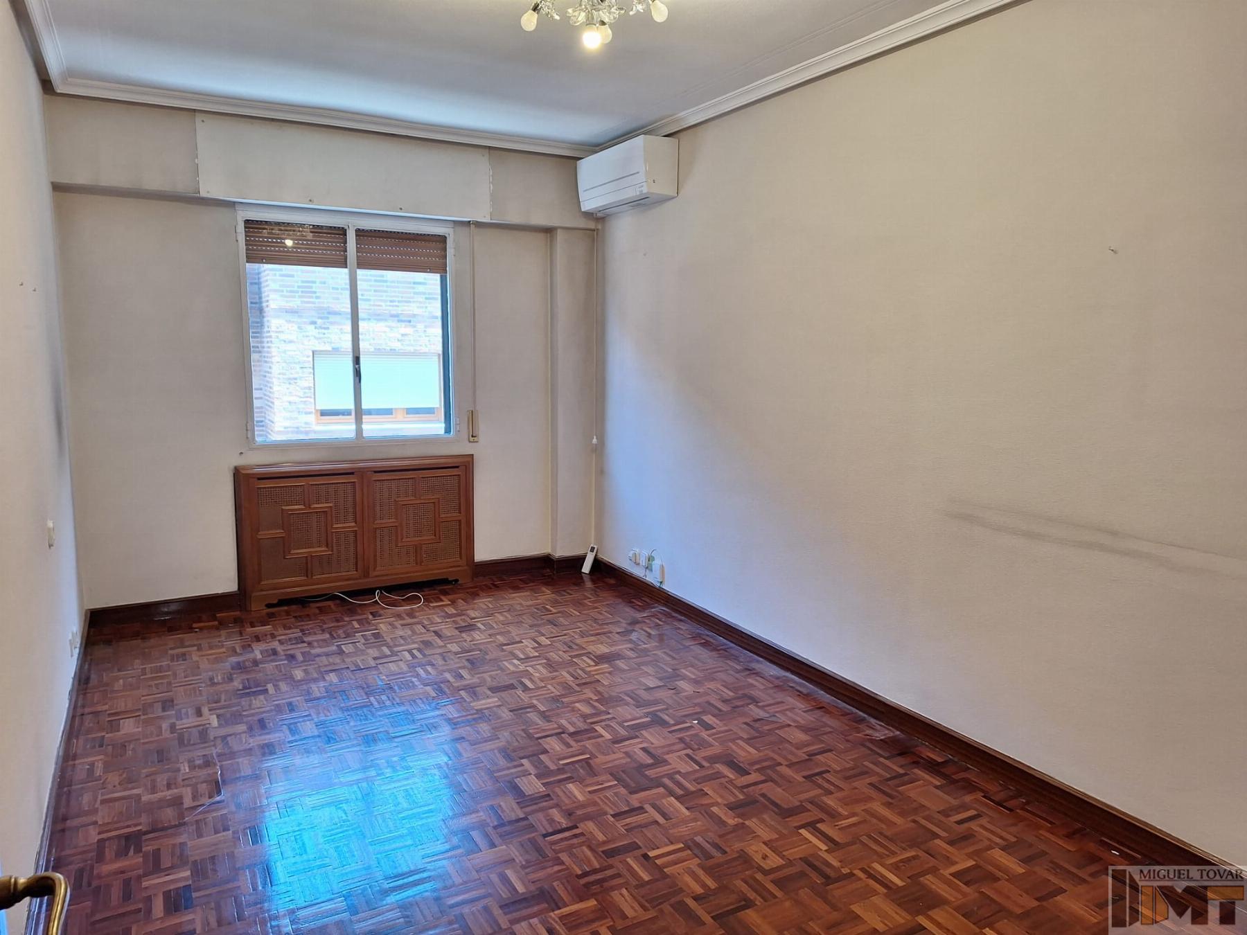For sale of flat in Segovia