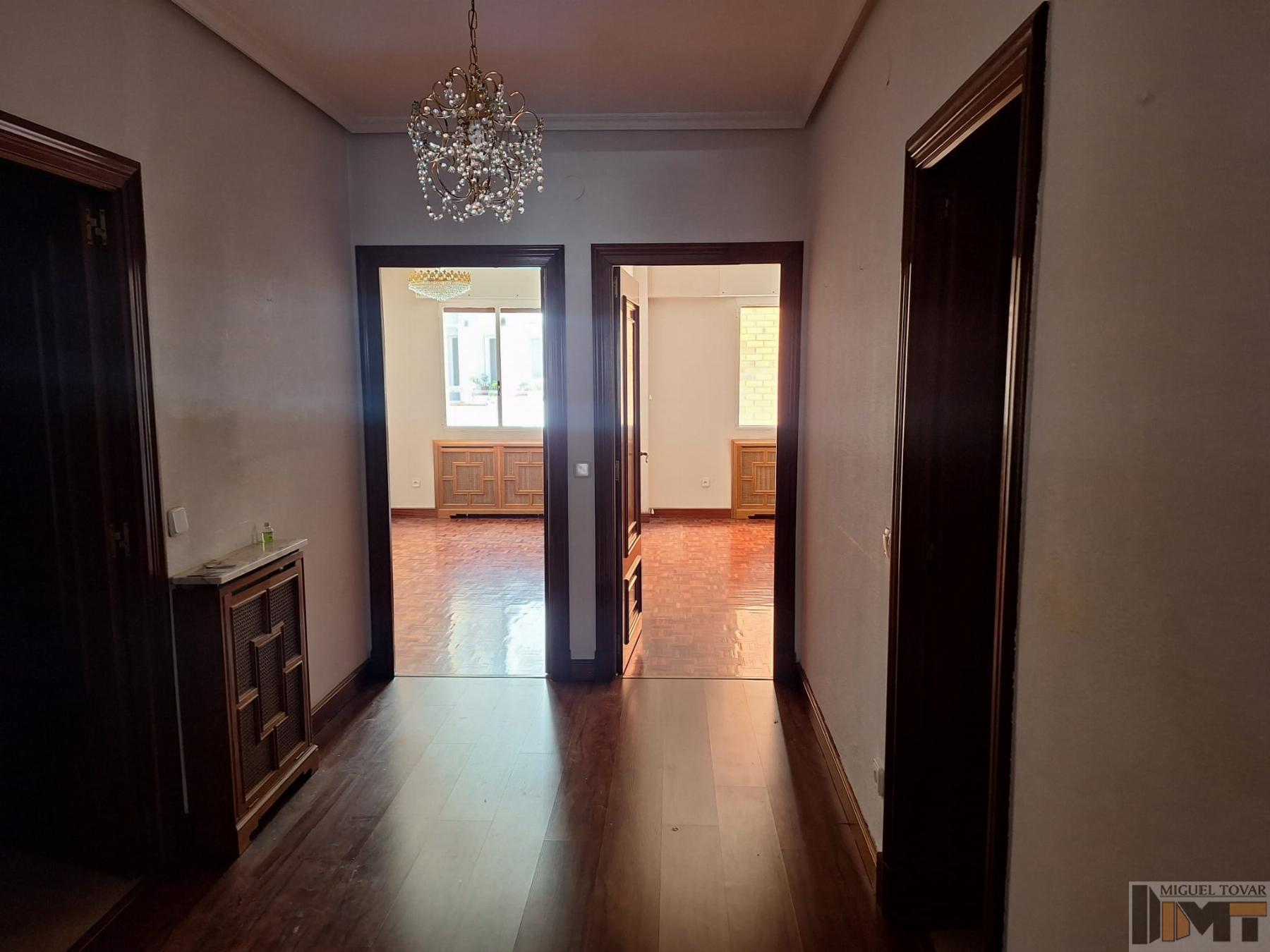 For sale of flat in Segovia