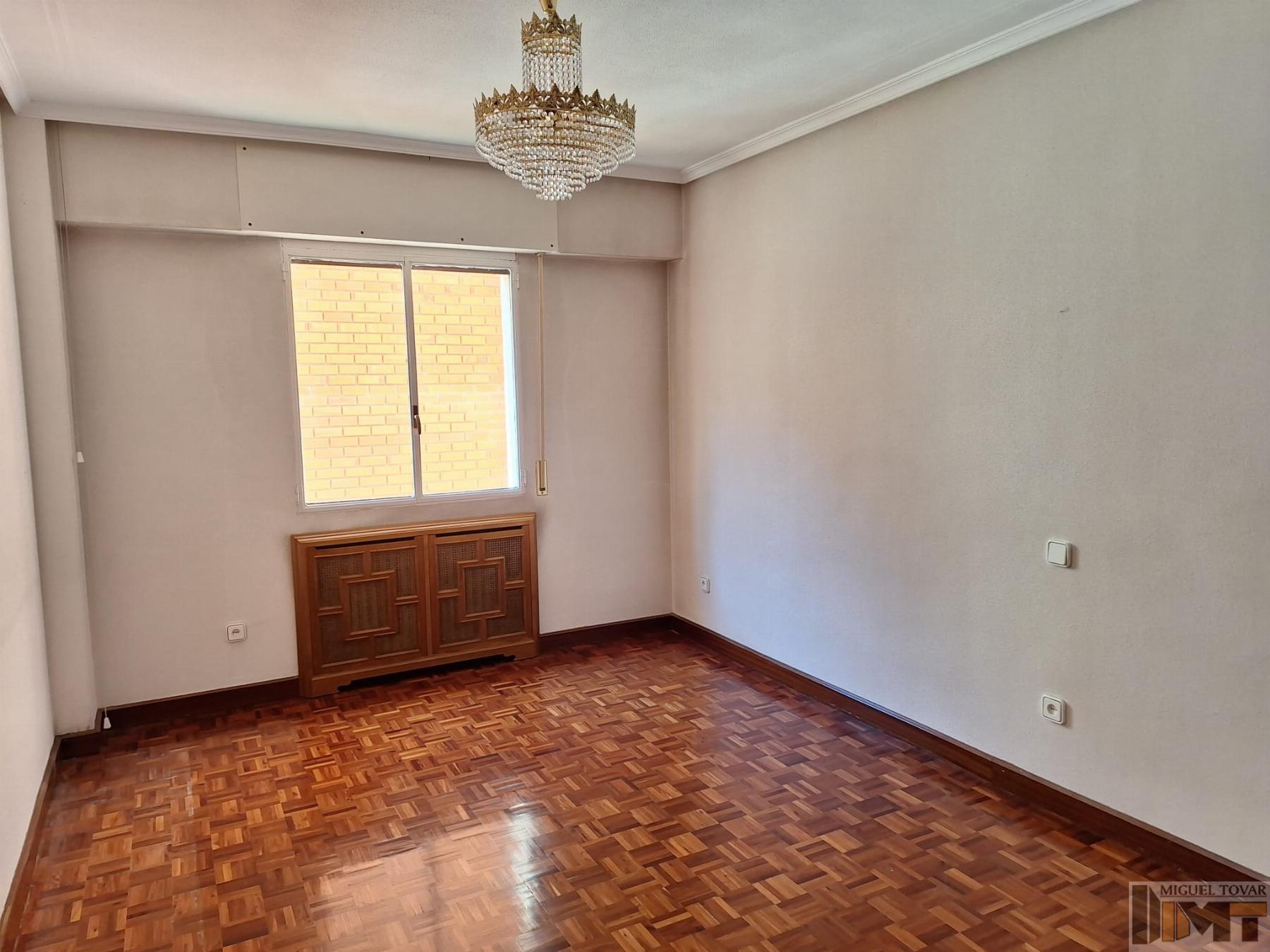 For sale of flat in Segovia
