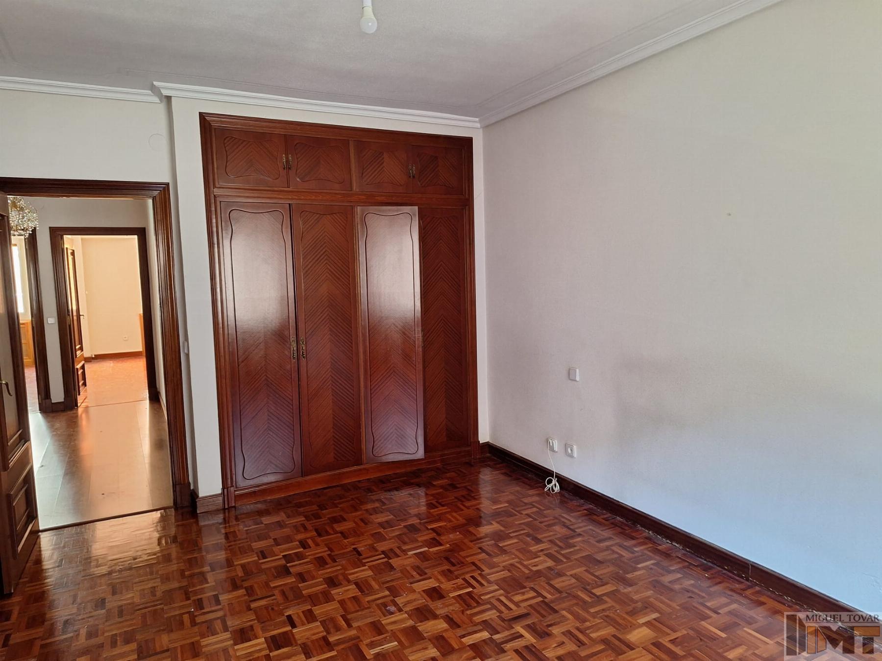 For sale of flat in Segovia