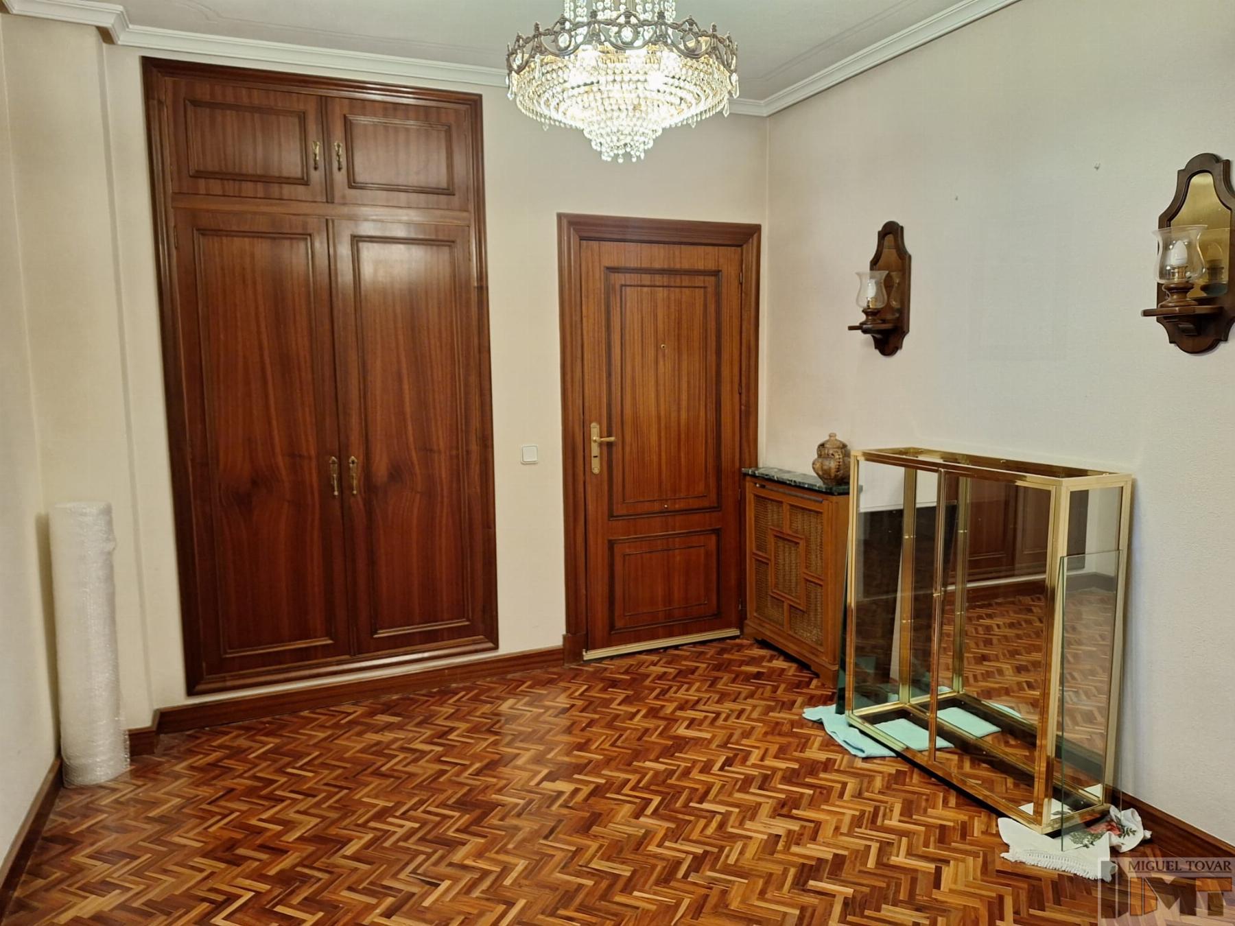 For sale of flat in Segovia