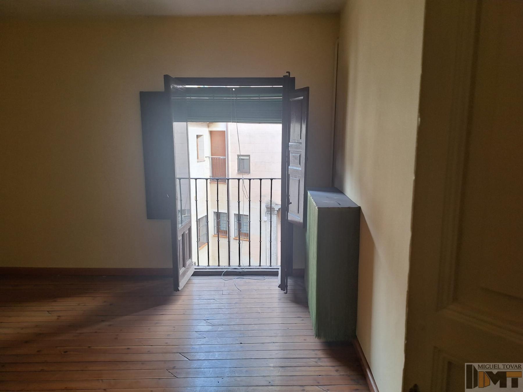 For sale of flat in Segovia