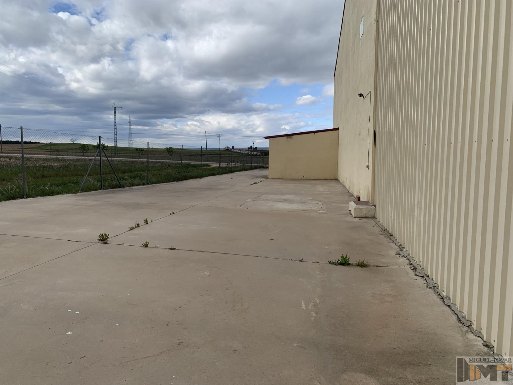 For rent of industrial plant/warehouse in Cantalejo