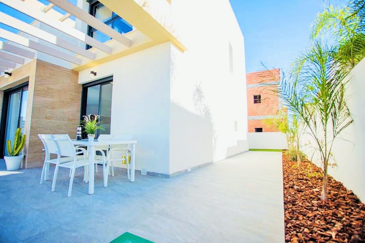 Venta de villa en Los Montesinos