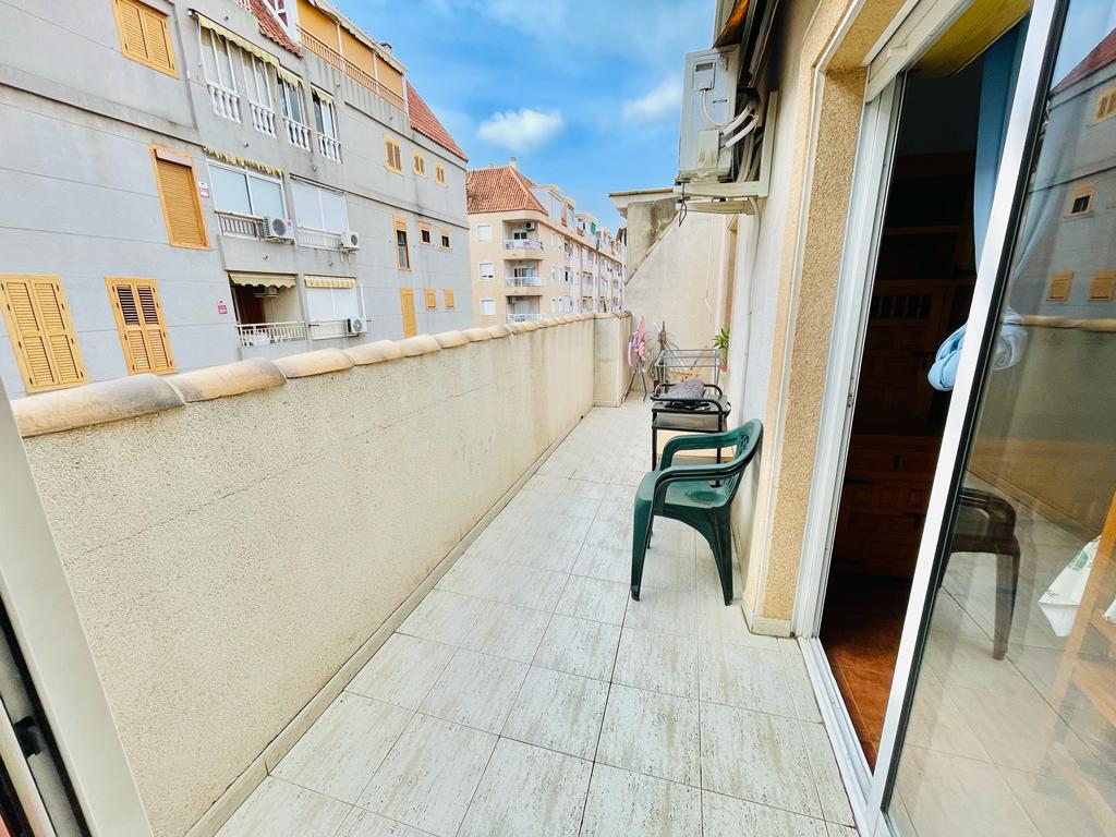 Myynti
 from
 huoneisto
 sisään

 Torrevieja