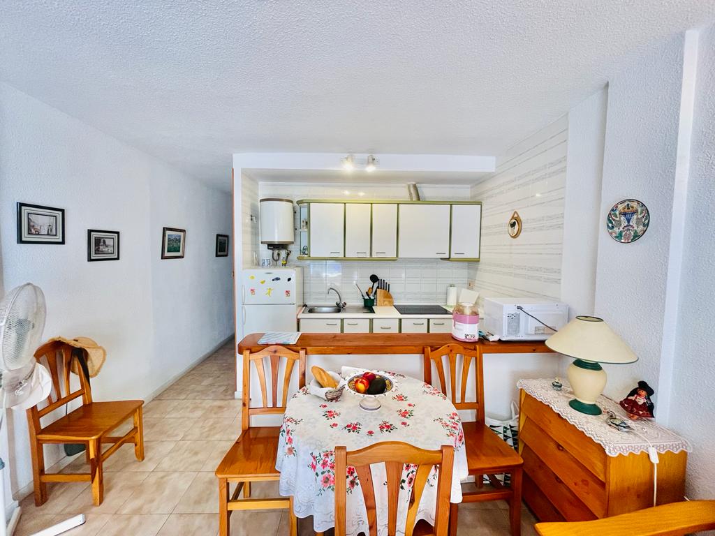 Myynti
 from
 huoneisto
 sisään

 Torrevieja