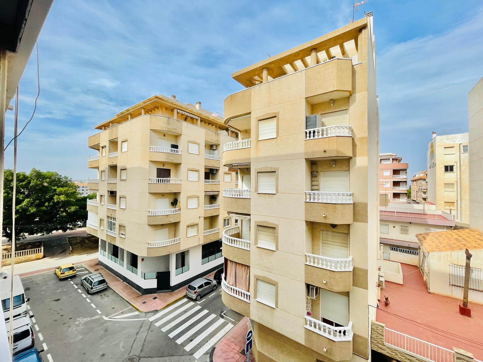 Myynti
 from
 huoneisto
 sisään

 Torrevieja