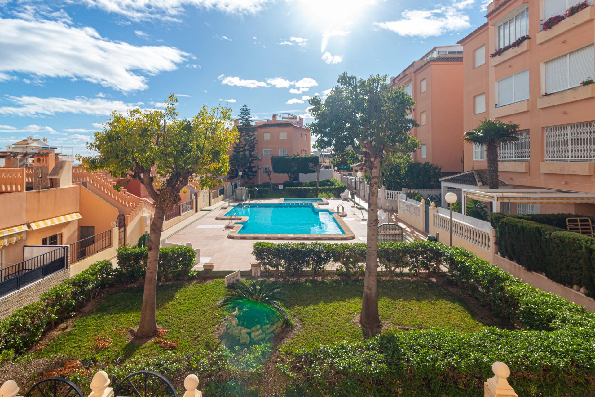 Myynti
 from
 huoneisto
 sisään

 Torrevieja