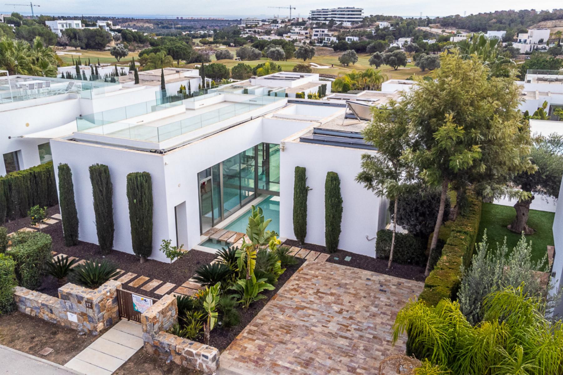 For sale of villa in Orihuela Costa