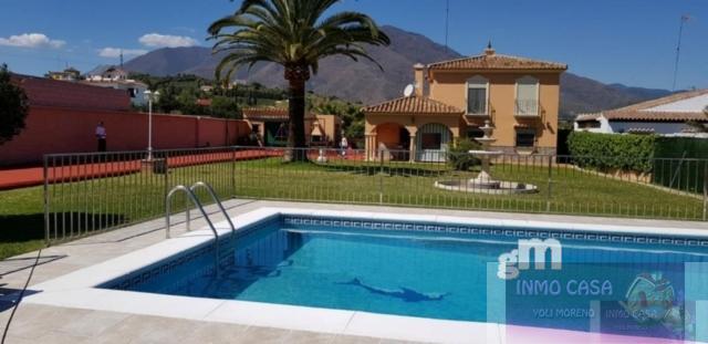 For sale of chalet in Estepona