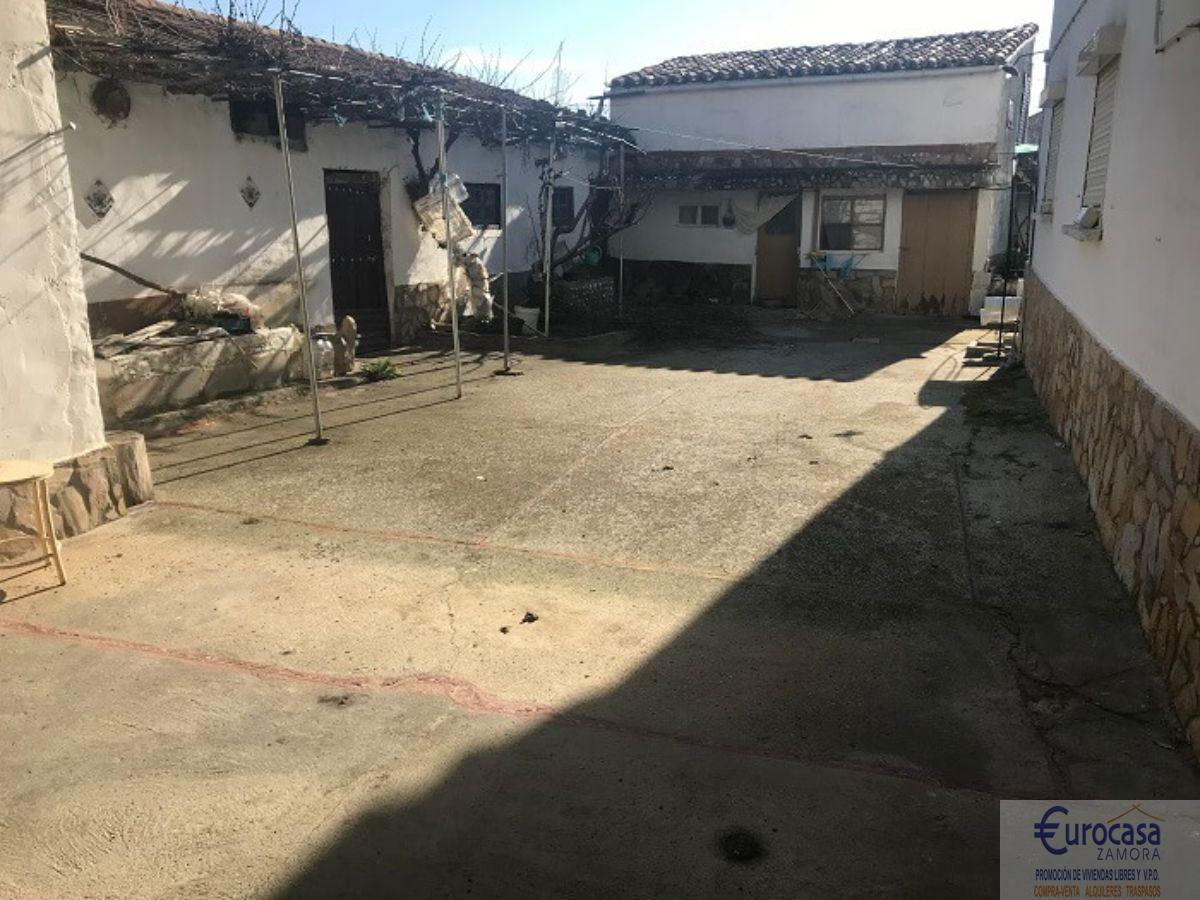 For sale of house in Montamarta