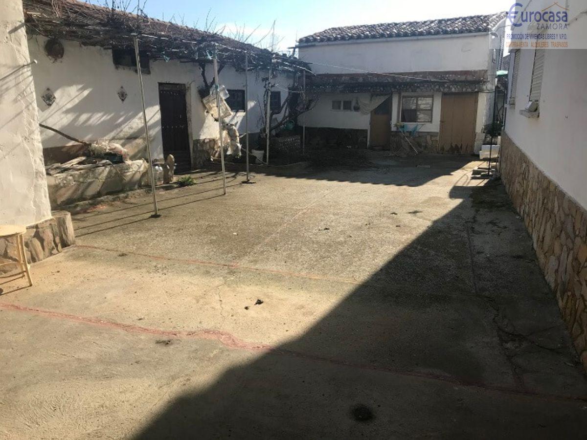 For sale of house in Montamarta