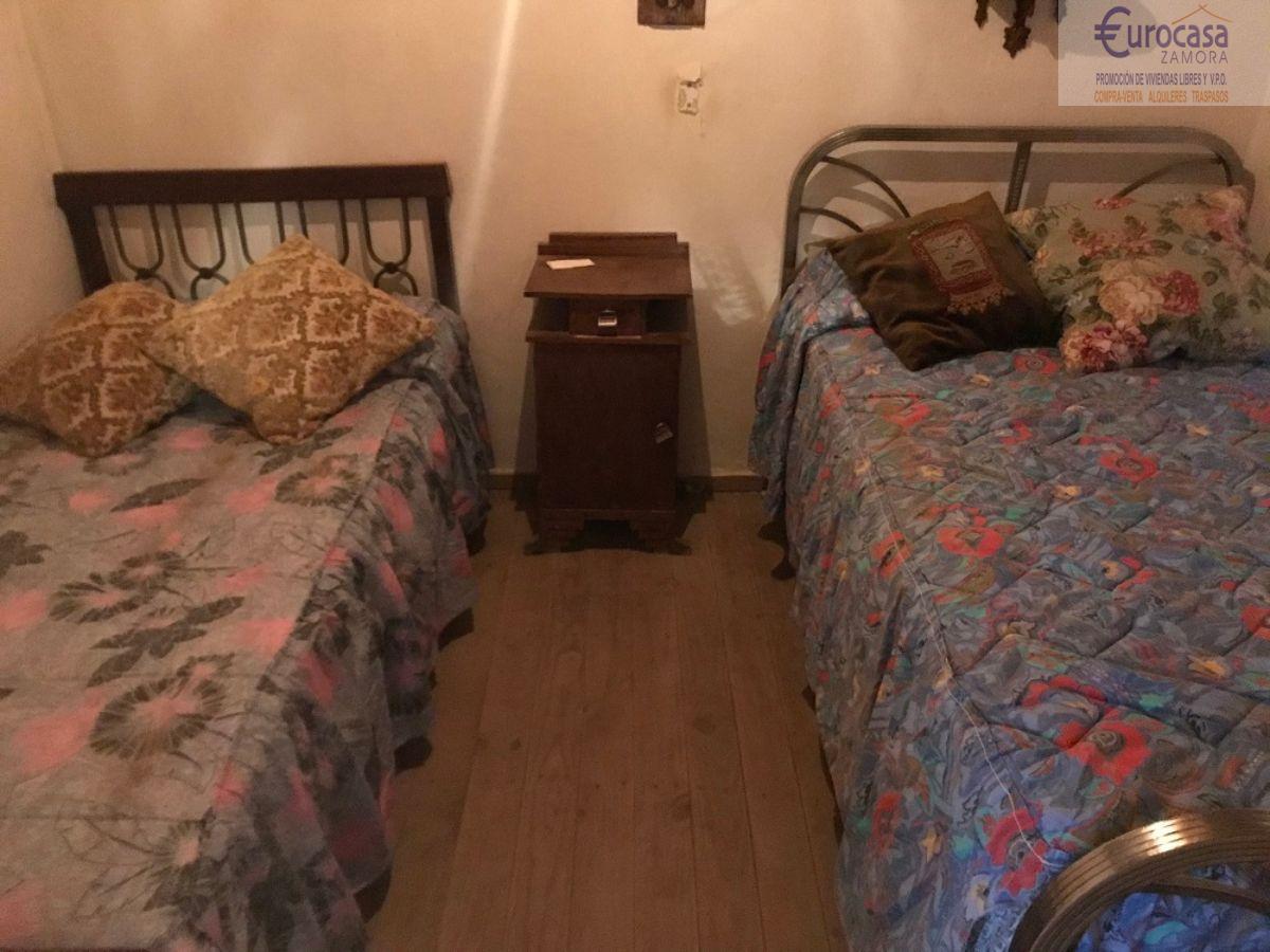 For sale of house in Villalazán