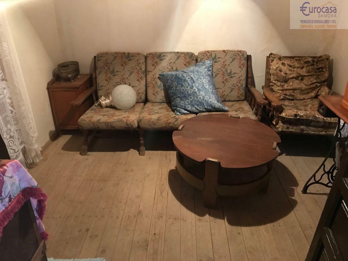 For sale of house in Villalazán