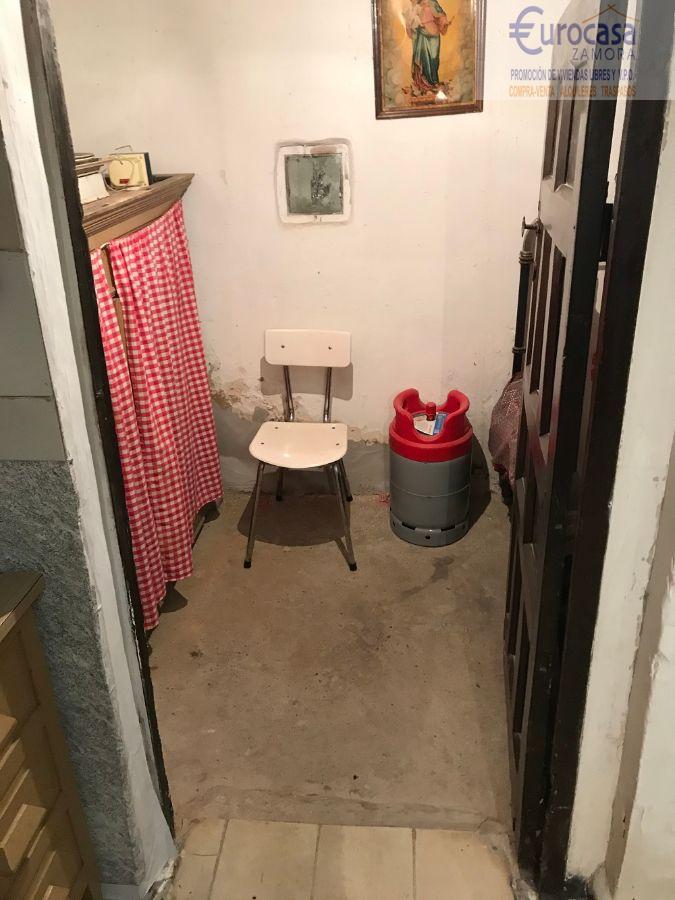For sale of house in Villalazán