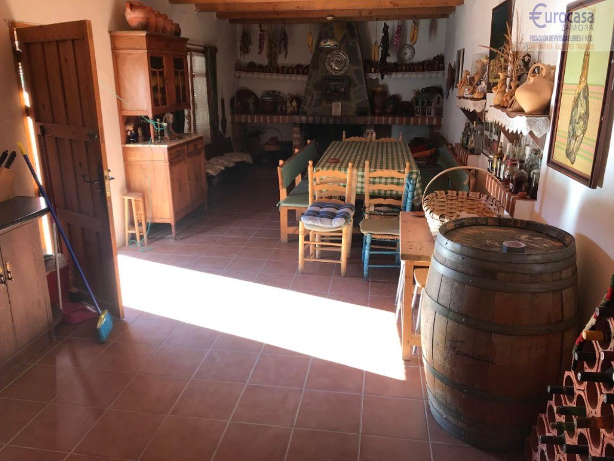 For sale of house in Villalazán