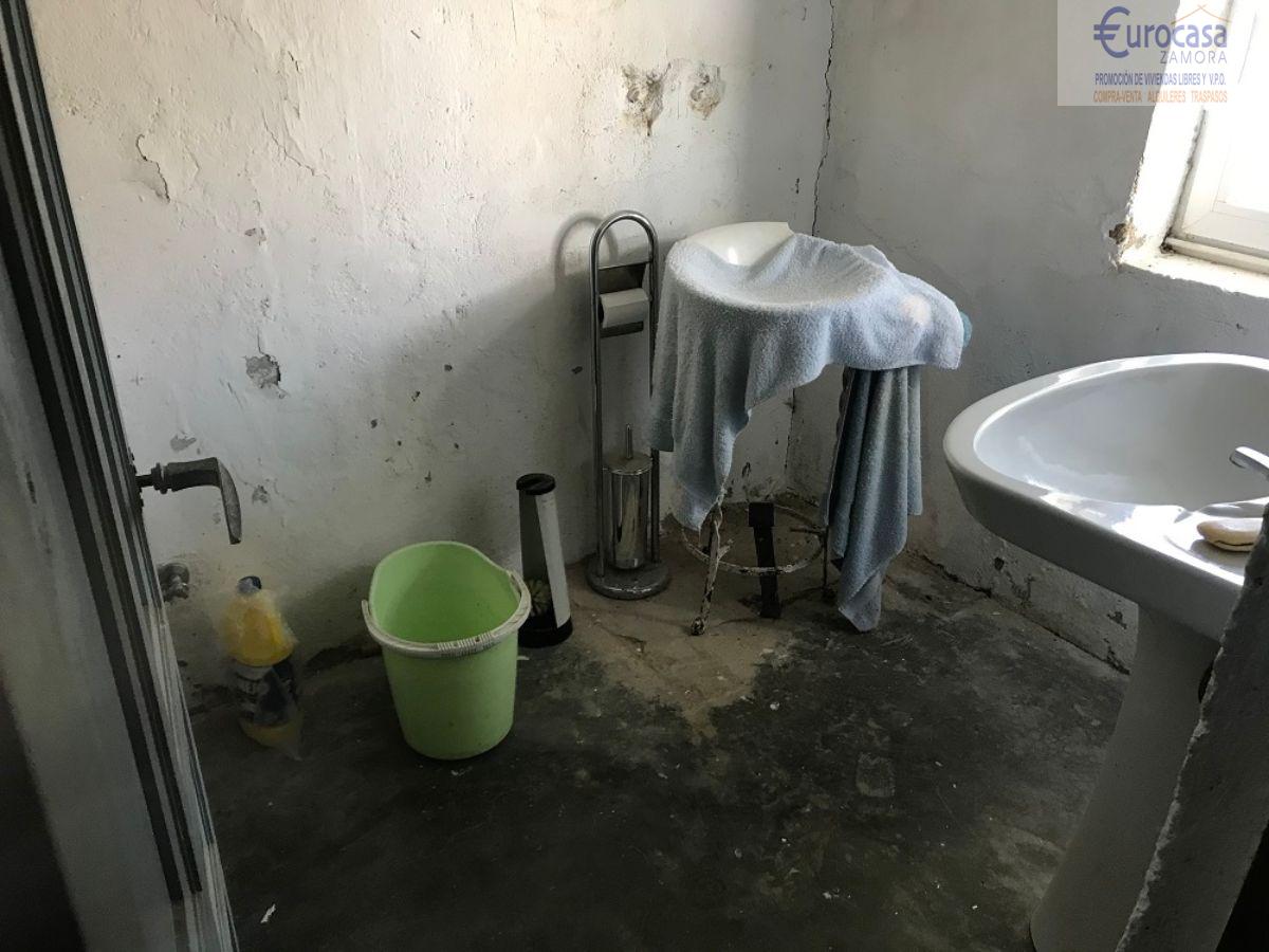 For sale of house in Villalazán