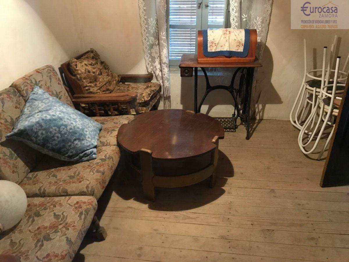 For sale of house in Villalazán