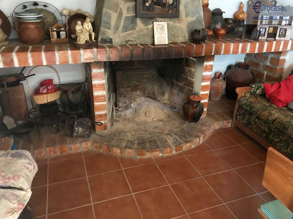 For sale of house in Villalazán