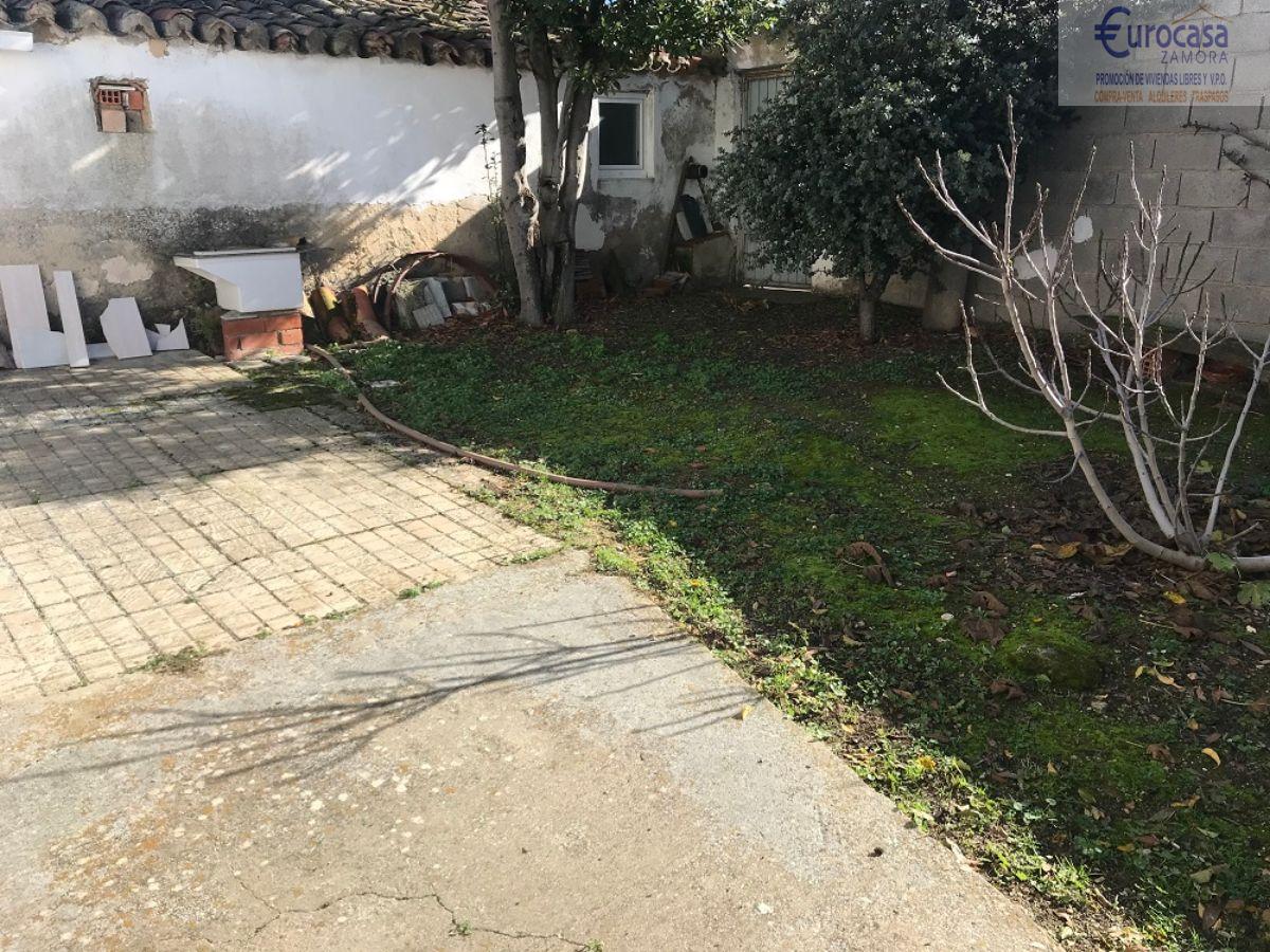 For sale of house in Villalazán