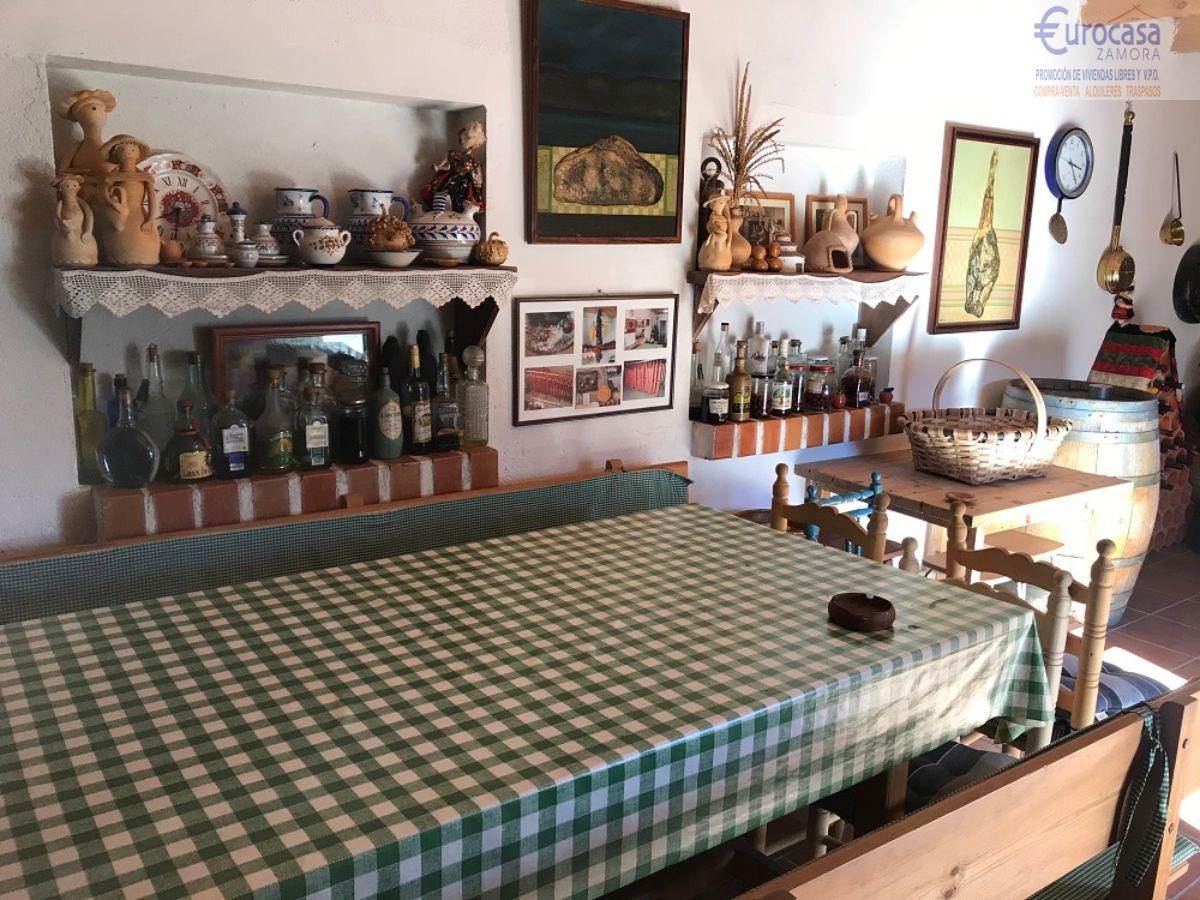 For sale of house in Villalazán