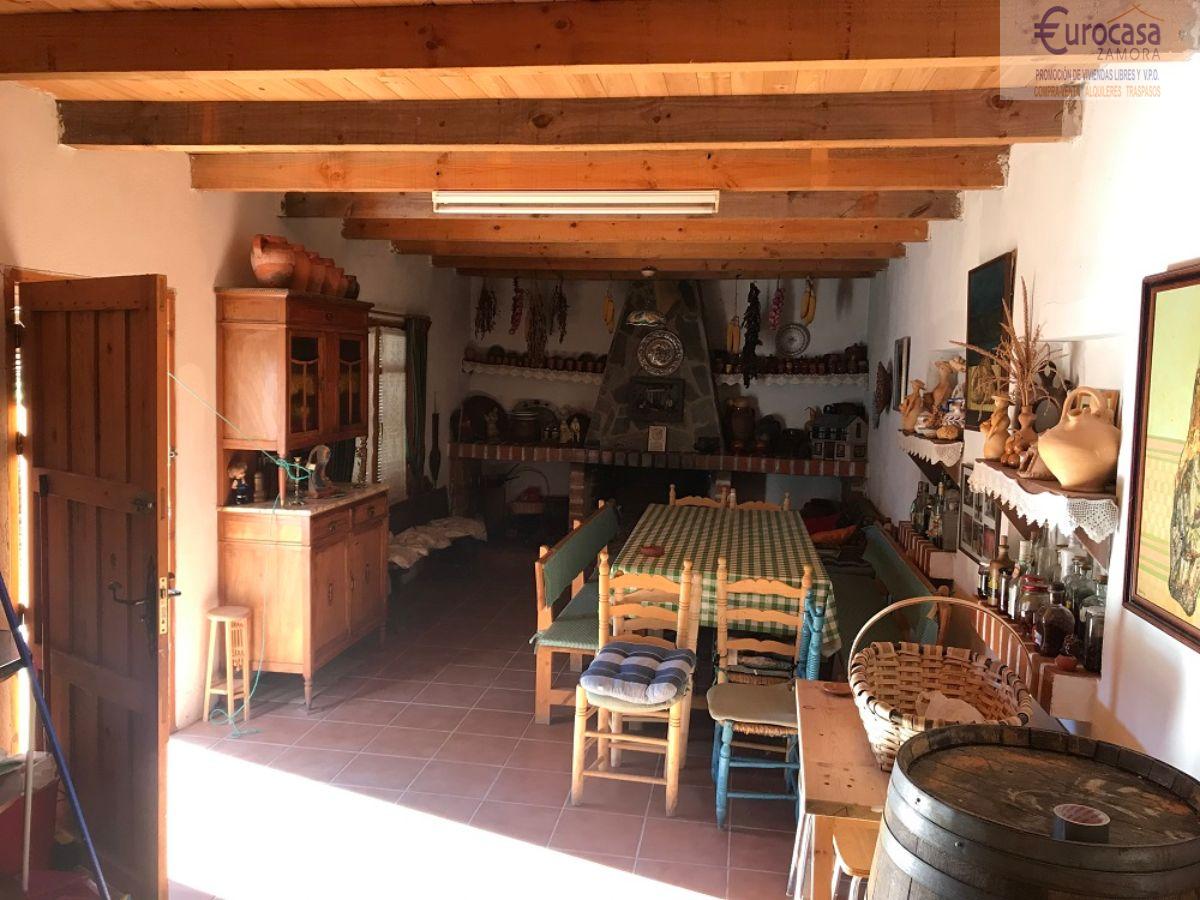 For sale of house in Villalazán