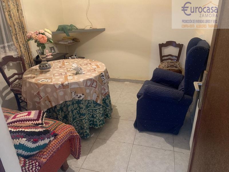 For sale of house in Villaralbo