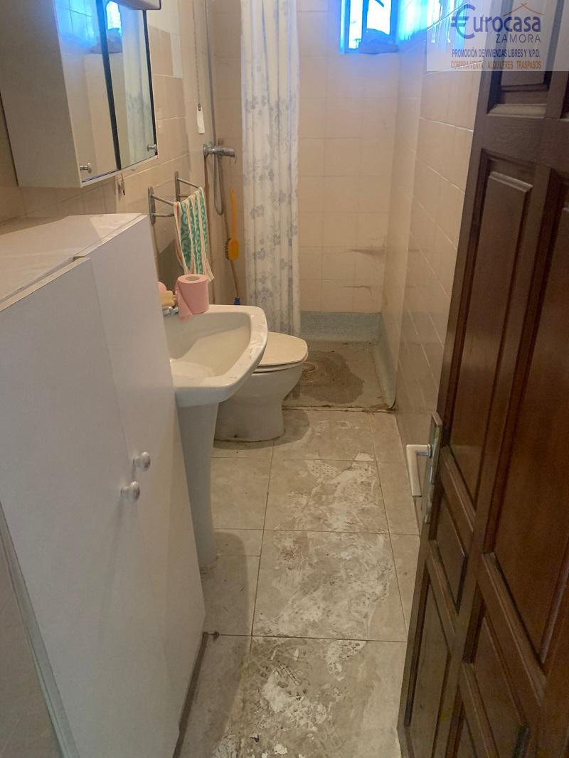 For sale of house in Villaralbo