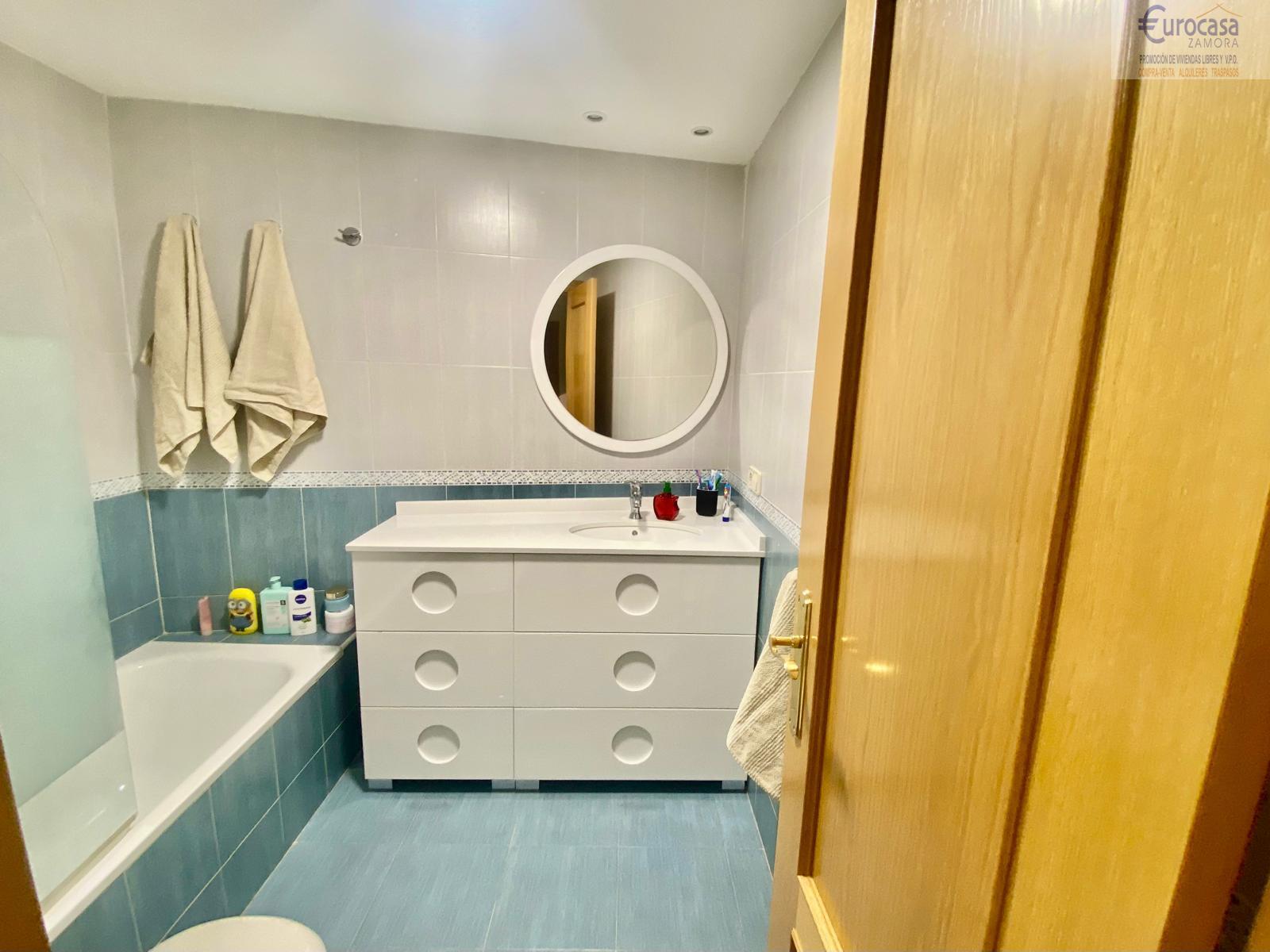 For sale of flat in Villaralbo