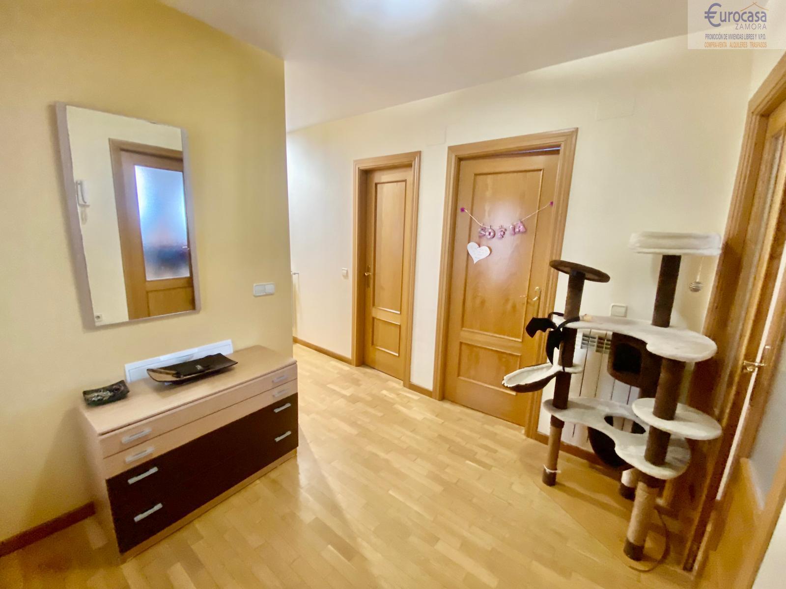 For sale of flat in Villaralbo