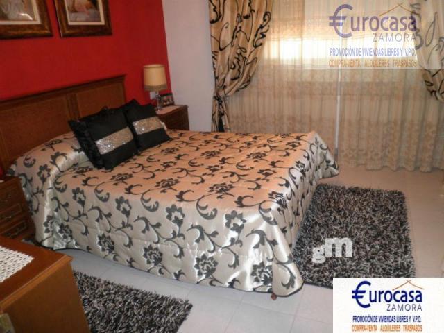 For sale of chalet in Villaralbo