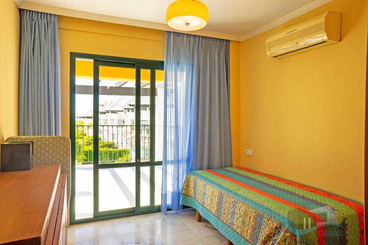 For sale of chalet in Benalmádena