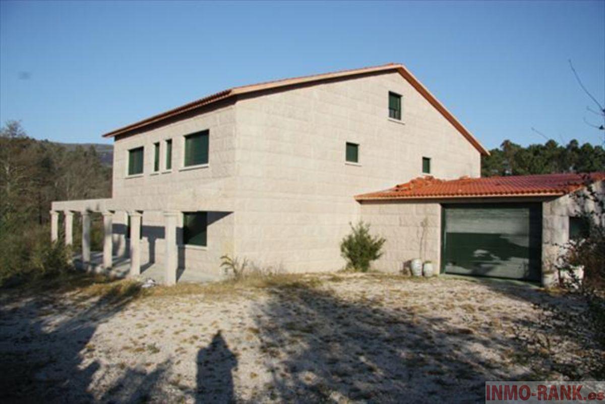 For sale of house in A Cañiza