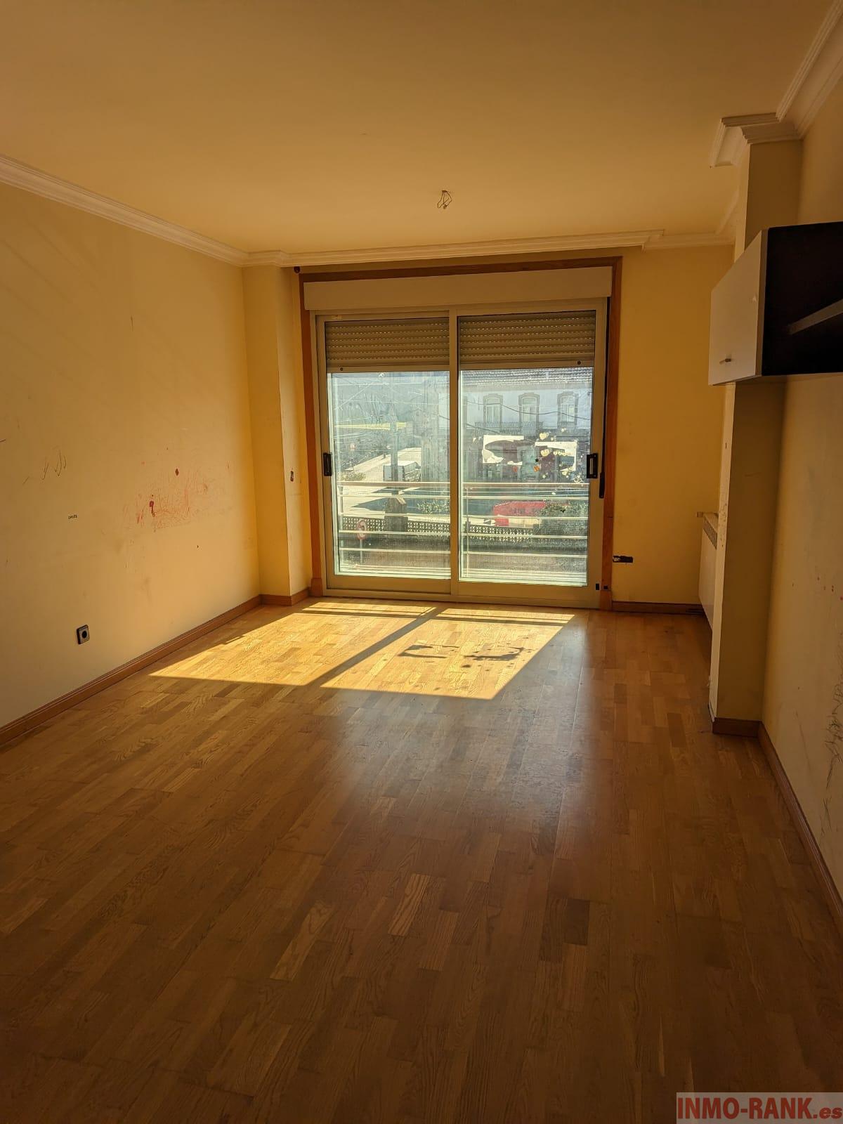 For sale of flat in Salvaterra de Miño