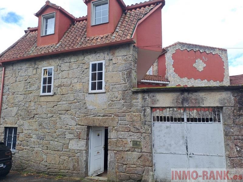 For sale of house in A Cañiza