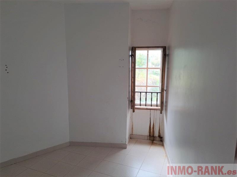 For sale of house in A Cañiza