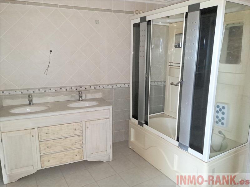 For sale of house in A Cañiza