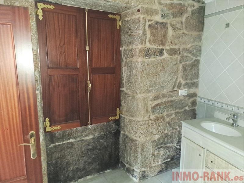 For sale of house in A Cañiza