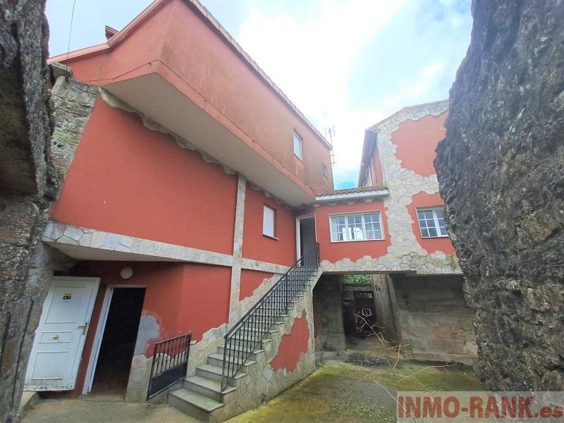 For sale of house in A Cañiza