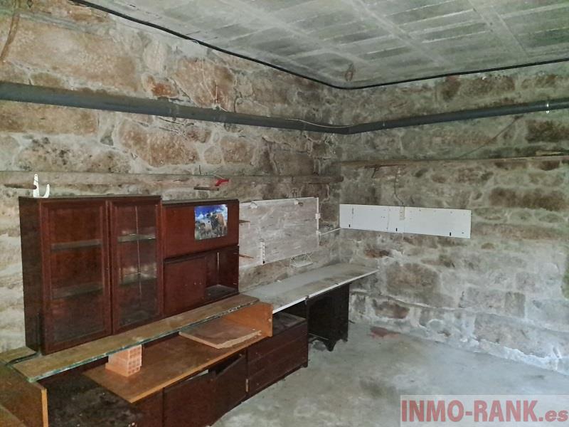 For sale of house in A Cañiza