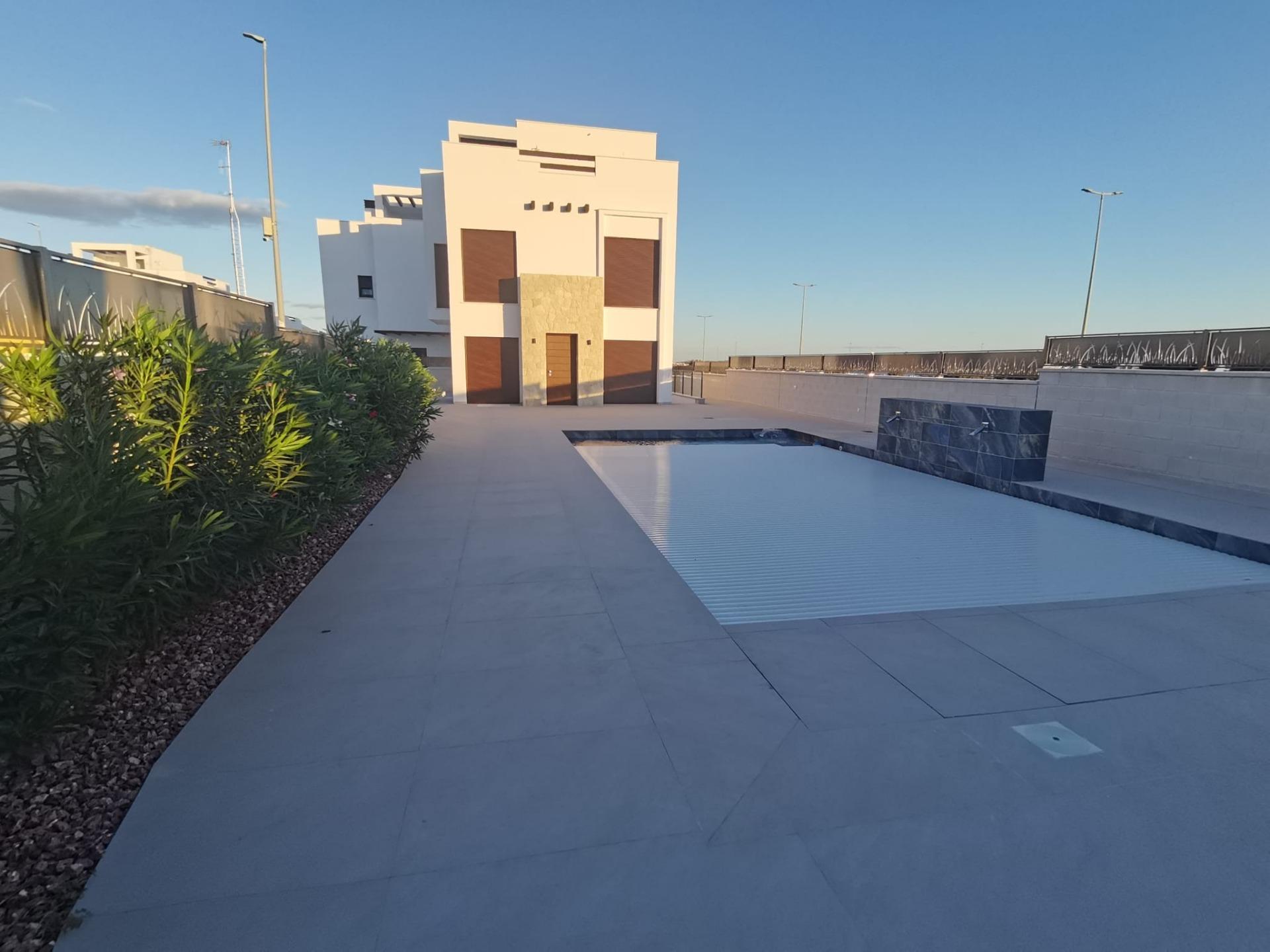 Venta de villa en Los Montesinos