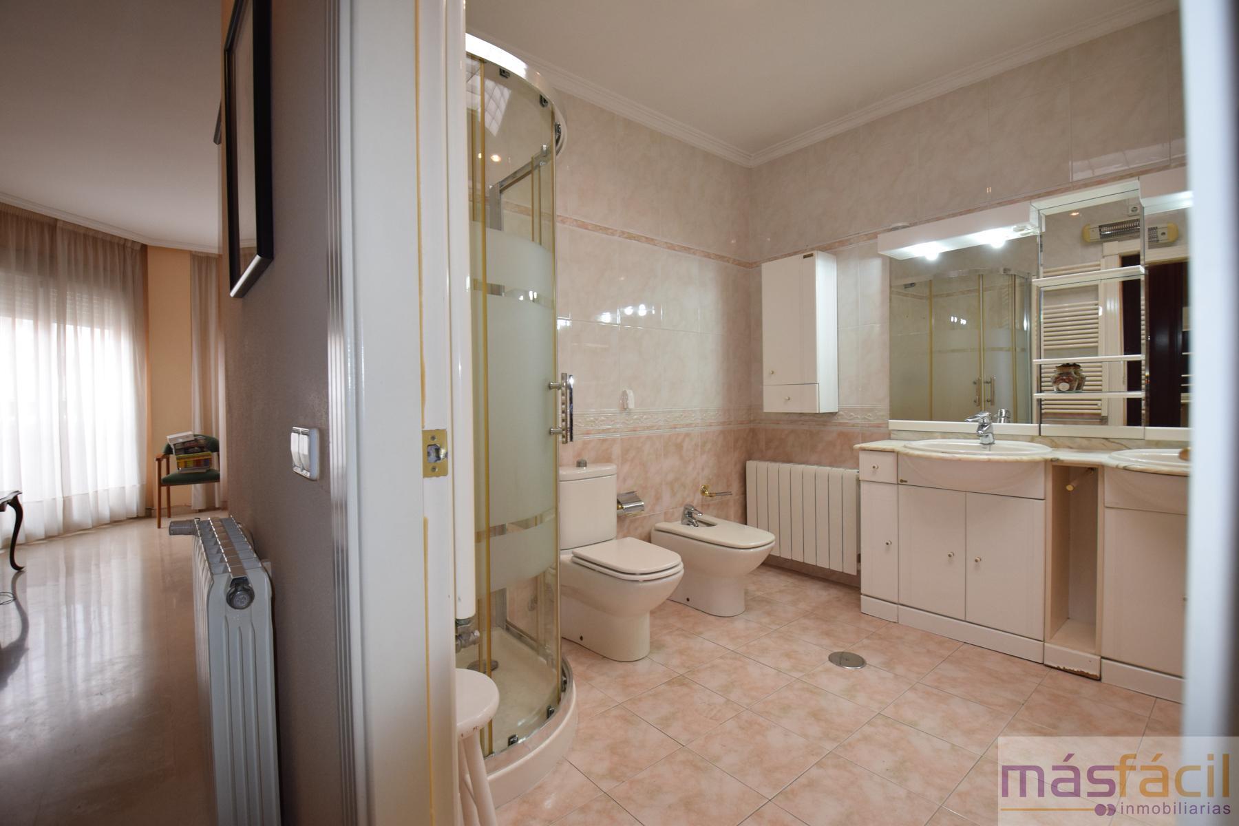Suite bathroom