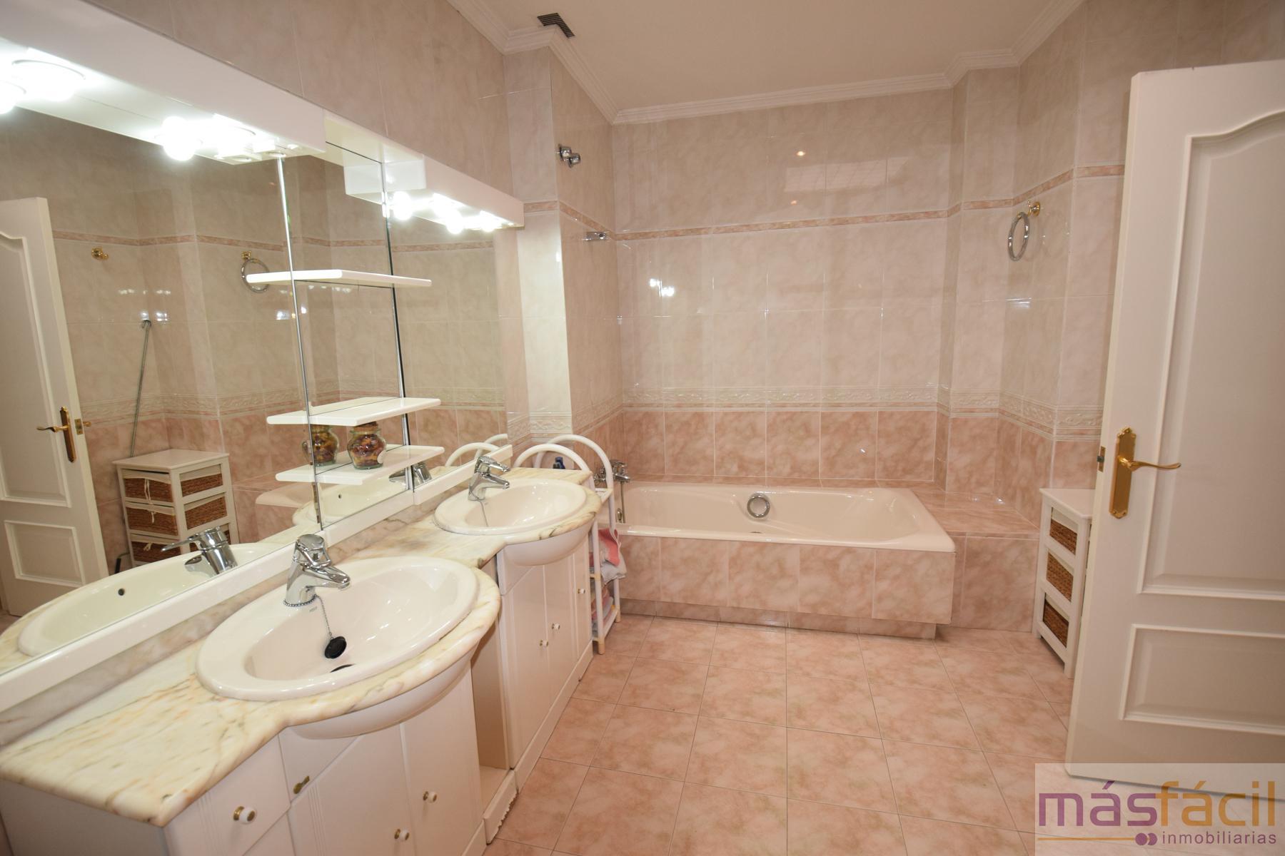 Suite bathroom