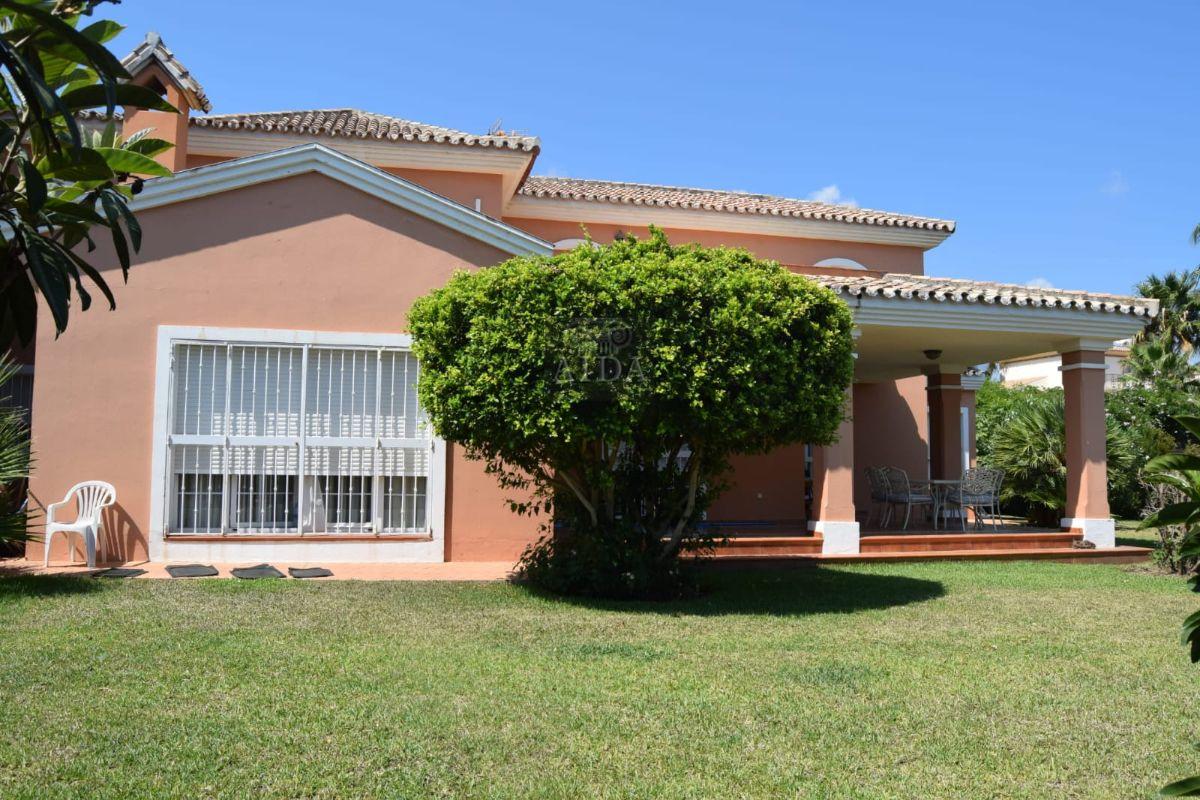 For sale of villa in Estepona